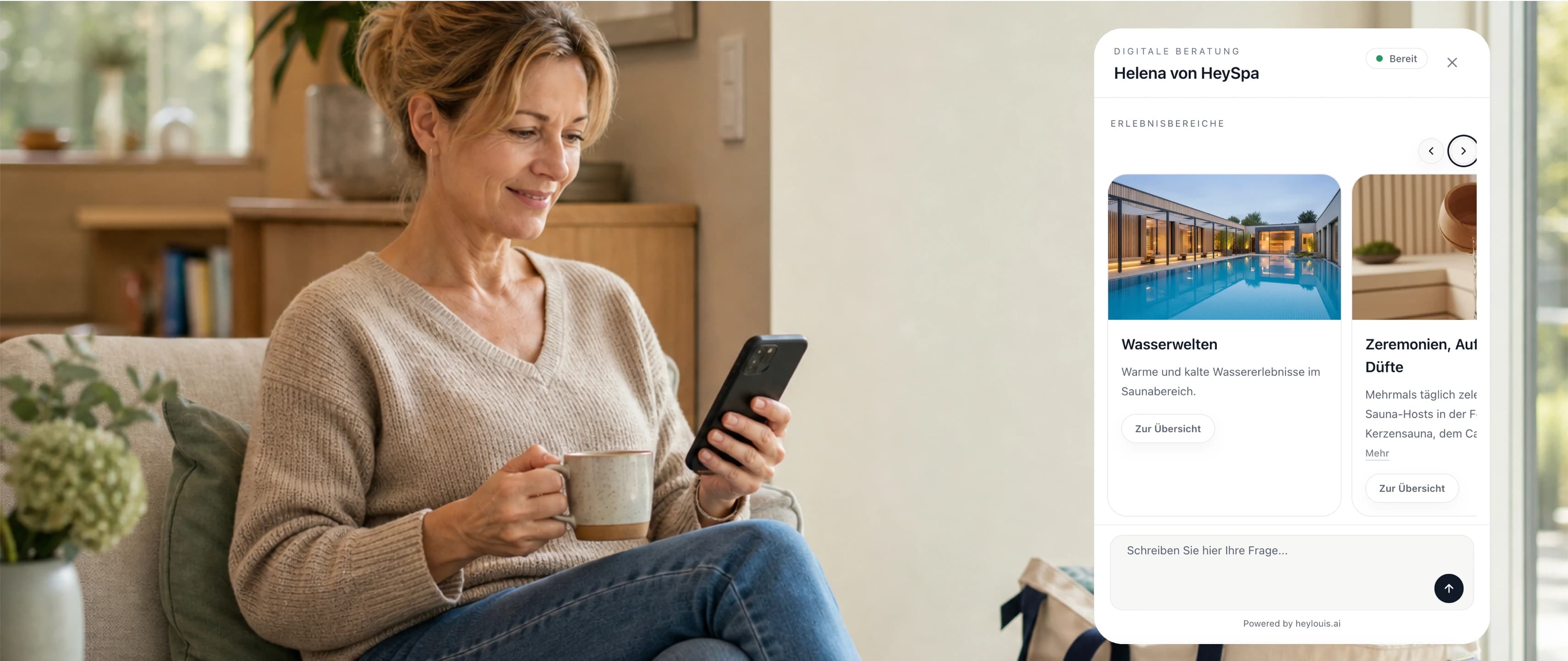 Eine Frau sitzt entspannt zu Hause mit Smartphone; daneben zeigt die Chat AI Erlebnisbereiche in einem Widget.