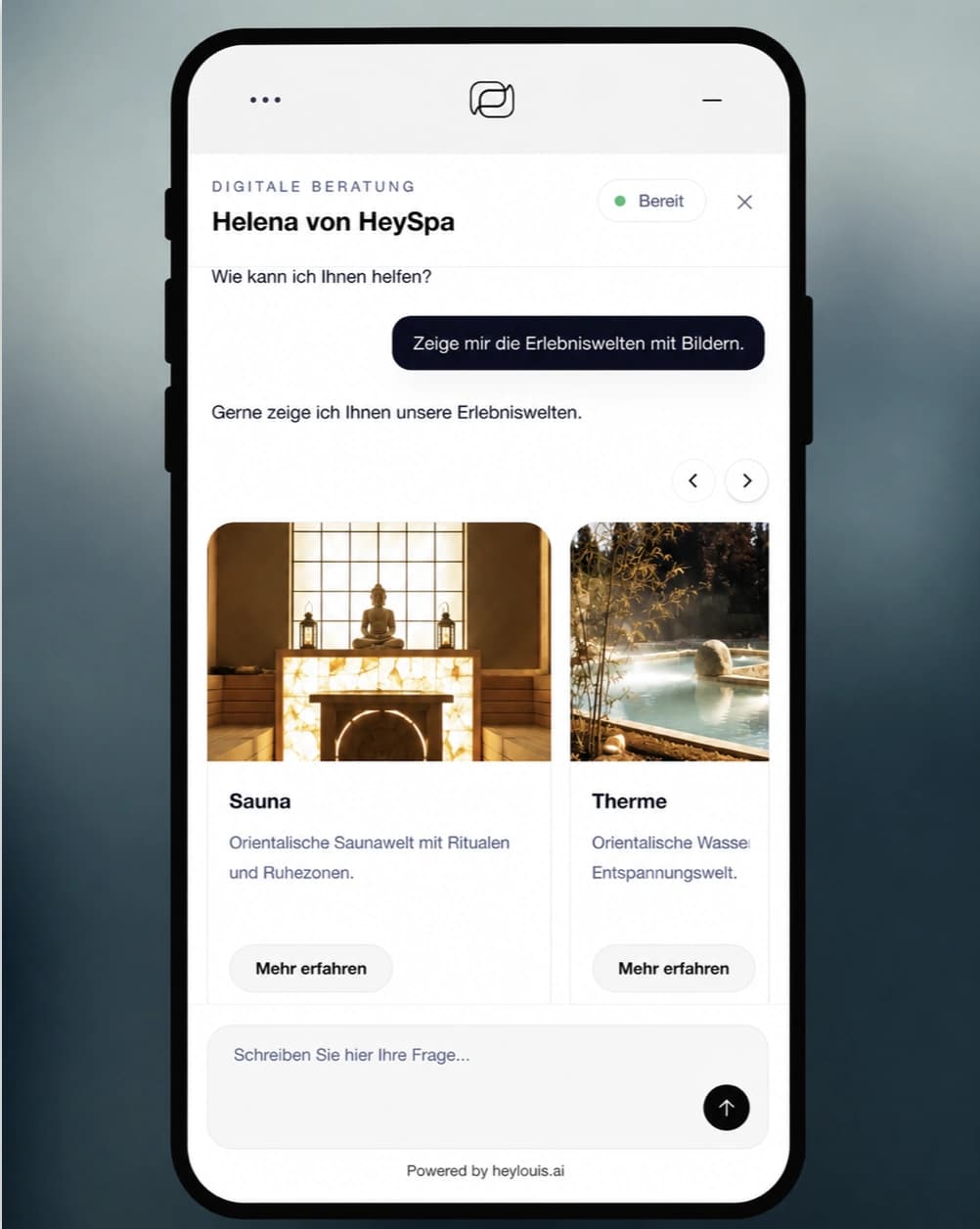 HeyLouis Chat AI auf einem Smartphone mit visuellen Erlebniswelt-Karten und Gästeführung.